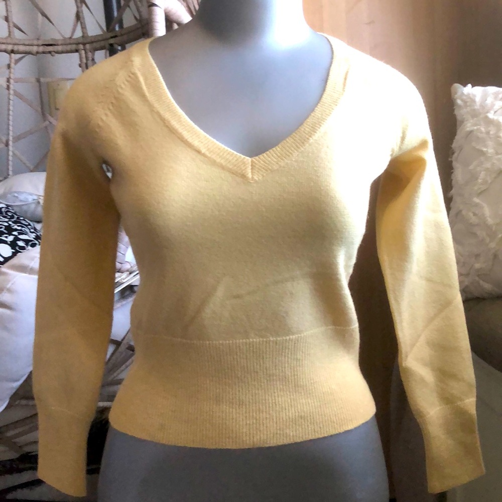 Banana Republic v neck sweater PXS Yellow sw1